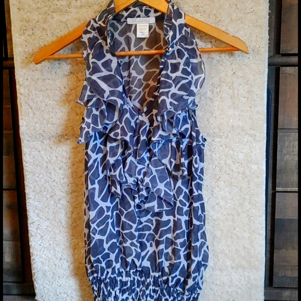 Gray and white animal print short sleeve blouse.